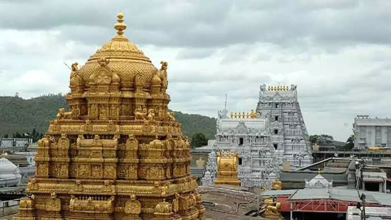 Tirupati Balaji Temple story Behind Hair Donation: ભારતમાં ઘણા પ્રાચીન મંદિરો છે. આમાંના કેટલાક મંદિરો તેમના રહસ્યો માટે જાણીતા છે. કેટલાક મંદિરો એવા છે જે પોતાની અનોખી પરંપરાને કારણે દુનિયાભરમાં પ્રખ્યાત છે. તેમાંથી એક તિરુપતિ બાલાજી મંદિર છે. જ્યાં માત્ર દેશ જ નહીં વિદેશમાંથી પણ અનેક લોકો મુલાકાત લેવા આવે છે. 