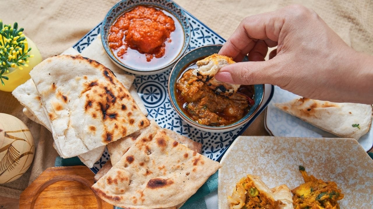 કોઈ પણ ટુરિસ્ટ પ્લેસ પર ફુડ મોંઘો જ હોય છે. તેમજ સ્વાદ પણ તમારે જોઈએ તેવો હોતો નથી. એટલા માટે શક્ય હોય તેટલો સુકો નાસ્તો તમારી સાથે ઘરેથી જ લઈને જવો. તેમજ ત્યાંના ફ્રુટ્સનું પણ સેવન જરુરી કરવું જોઈએ.જેનાથી તમને જલ્દી ભૂખ પણ નહિ લાગે હેલ્ધી રહેશો.