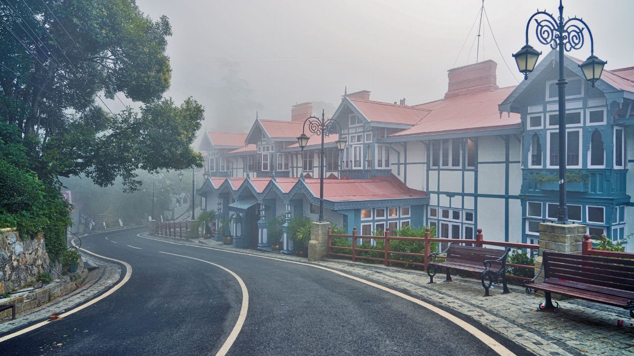 ફરવા જઈ ત્યારે આપણે એ સ્થળથી અજાણ હોય છીએ. આ કારણે મોંઘી હોટલ, રેસ્ટોરન્ટમાં જઈ છીએ. વધારે પૈસા આપી દેતા હોય છીએ. એટલા માટે ક્યાંય પણ જઈ રહ્યા છો. સૌથી પહેલા તો પ્લાન બનાવી લો, તેમજ સ્થાનિક લોકો પાસે આસપાસ સસ્તી ધર્મશાળા કે એક બે દિવસ રહેવા માટે રુમ મળી જાય તેવો પ્લાન બનાવો.