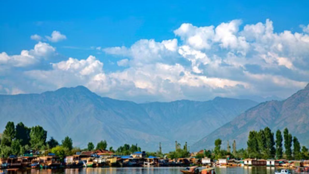 કોઈ પણ જગ્યાએ ફરવા જઈ રહ્યા છો. તો સૌથી પહેલા તમારું બજેટ બનાવી લો, આ બજેટમાં તમારે ફરવાના સ્થળ, હોટલ , ફુડ અને અન્ય વસ્તુઓ પર ખર્ચ કરવાનો છે. જો તમારું એક બજેટ નક્કી હશે. તો તે પ્રમાણે જ તમે ખર્ચ કરશો.