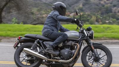 Triumphની 2025 Speed Twin 900 માર્કેટમાં આવી ગઈ છે. કંપનીએ તેની એક્સ-શોરૂમ કિંમત 8.89 લાખ રૂપિયા રાખી છે. Triumph Speed Twin 900 ની ડિઝાઇન એકદમ ક્લાસી છે.