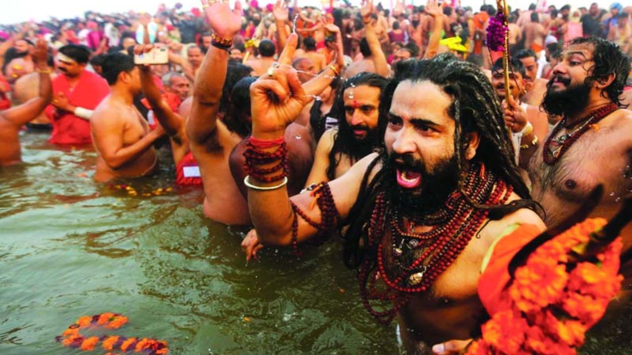 કુંભ મેળા 2025 દરમિયાન આટલી વાર શાહી સ્નાન થશે. (1) 14 જાન્યુઆરી 2025 - મકરસંક્રાંતિ (2) 29 જાન્યુઆરી 2025 - મૌની અમાવસ્યા (3) 3 ફેબ્રુઆરી 2025 - વસંત પંચમી (4) 12 ફેબ્રુઆરી 2025 - માઘી પૂર્ણિમા (5) 26 ફેબ્રુઆરી 2025 - મહાશિવરાત્રી.
