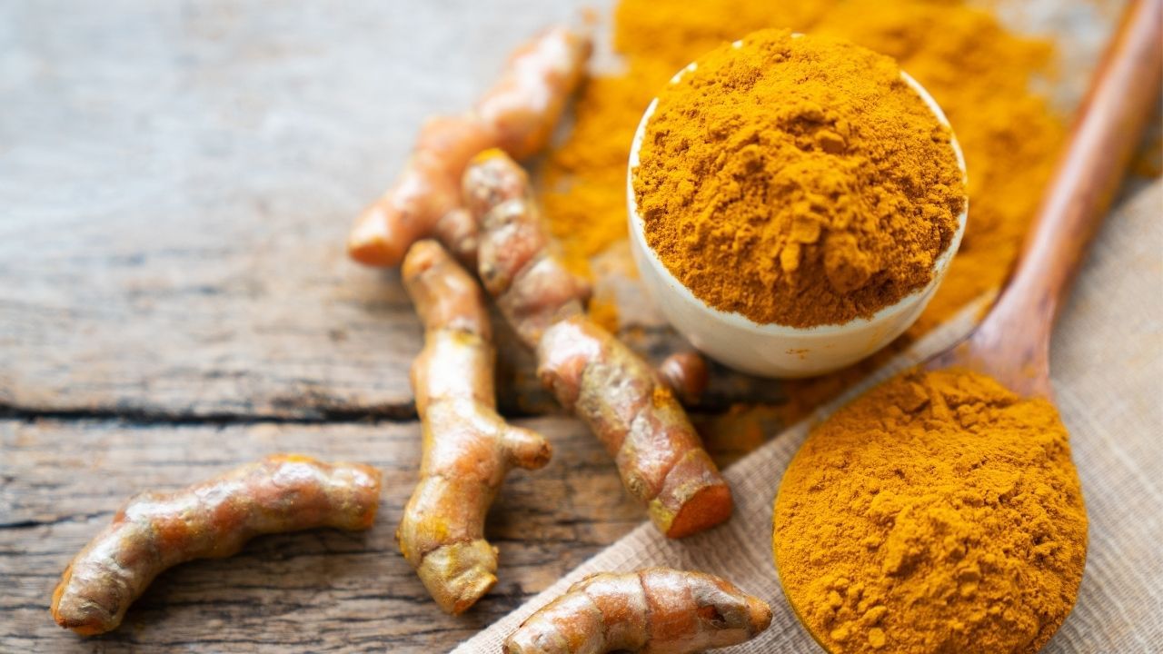 ખાસ કરીને જે લોકોને સાંધાનો દુખાવો તેમજ યુરિક એસિડની સમસ્યા હોય છે. તેમણે લીલી હળદરનું સલાડ સાથે સેવન કરવું જોઈએ. તેમજ લીલી હળદર ખાવાના અનેક ફાયદા પણ છે.