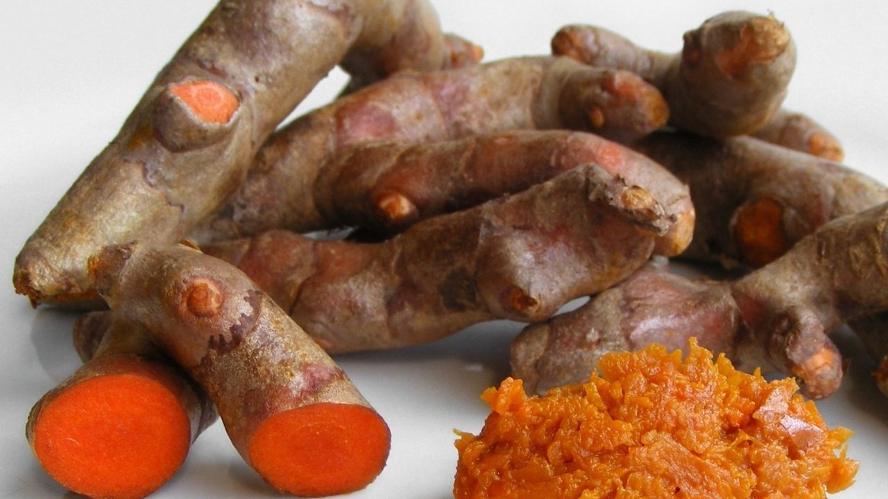 લીલી હળદરમાં કરક્યૂમિન નામનું એક ખાસ તત્વો હોય છે. જે યુરિક એસિડને કંટ્રોલ કરવામાં મદદ કરે છે. આ સિવાય લીલી હળદરમાં એન્ટીબાયોટિક ગુણ પણ હોય છે. જે સાંધાના દુખાવામાં રાહત આપે છે અને સોજામાં રાહત આપે છે.