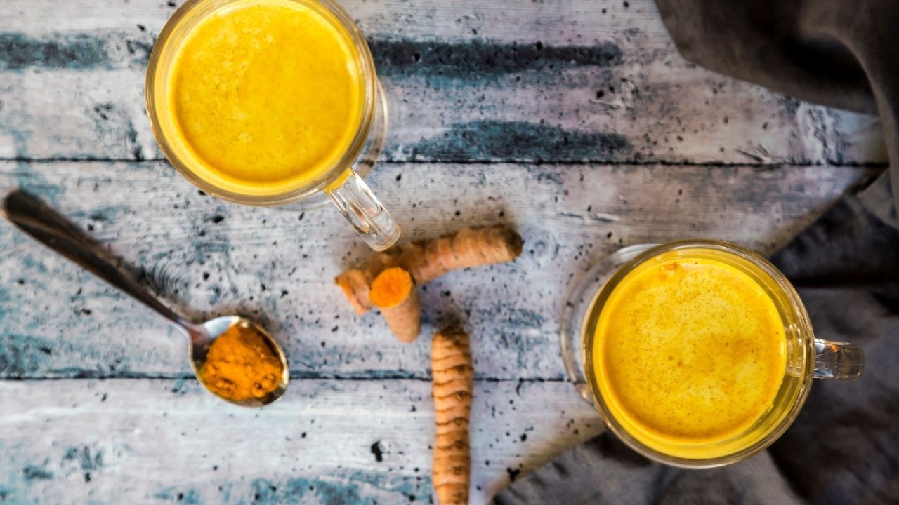  લીલી હળદરનો ઉપયોગ તમે અનેક રીતે કરી શકો છો. તમે સબ્જીમાં નાંખીને પણ સેવન કરી શકો છો. લીલી હળદરને દુધમાં નાંખી પીવાથી શરીરને અનેક લાભો થાય છે. હળદર તમામ મસાલામાં સૌથી ફાયદાકારક છે