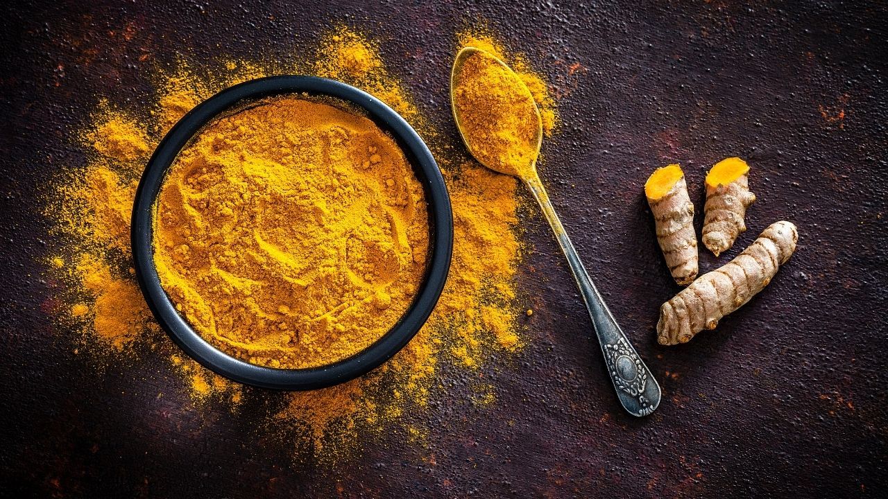 તમામ સબ્જી બનાવવા માટે હળદરનો ઉપયોગ થાય છે. શિયાળામાં લીલી હળદરને સુકાવીને તેનો ઉપયોગ કરી શકો છે. લીલી હળદર ઈમ્યુનિટી વધારે છે. લીલી હળદરને તમે સલાડ તરીકે સેવન કરી શકો છો. લીલી હળદર સ્કિન માટે ખુબ જ ફાયદાકારક માનવામાં આવે છે.