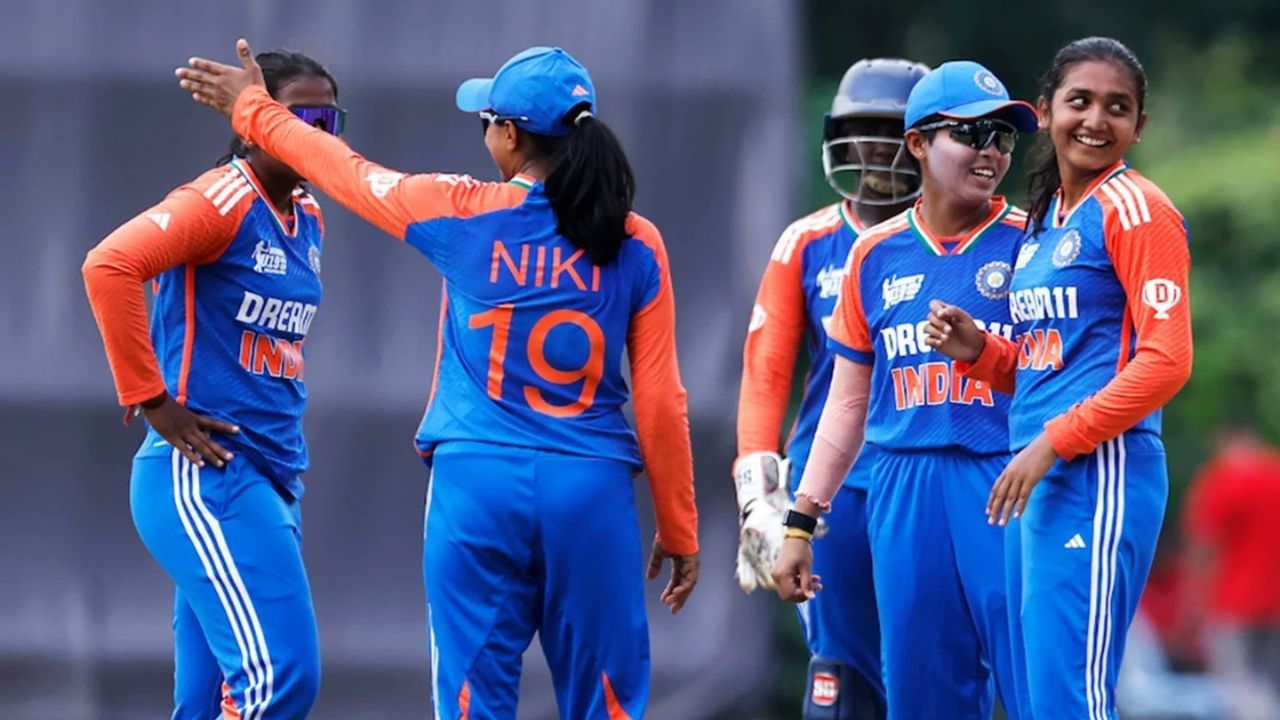 ટીમ ઈન્ડિયાની જીતની સ્ક્રિપ્ટ લેફ્ટ આર્મ સ્પિનર આયુષી શુક્લાએ લખી હતી. આયુષીએ 4 ઓવરમાં માત્ર 9 રન આપીને 3 વિકેટ ઝડપી હતી. મોટી વાત એ છે કે આ ખેલાડીએ એક ઓવર મેડન પણ કરી હતી. તેના સિવાય સોનમ યાદવે 4 ઓવરમાં માત્ર 6 રન આપીને 2 વિકેટ લીધી હતી.