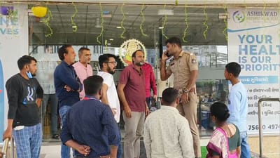 Vadodara: ઊર્મિ સ્કૂલમાં ક્રિકેટ રમવાની વાતે વિદ્યાર્થીઓ વચ્ચે મારામારી, મારામારીની ઘટનામાં 5 વિદ્યાર્થીઓ ઇજાગ્રસ્ત, જુઓ Video Vadodara: ઊર્મિ સ્કૂલમાં ક્રિકેટ રમવાની વાતે વિદ્યાર્થીઓ વચ્ચે મારામારી, મારામારીની ઘટનામાં 5 વિદ્યાર્થીઓ ઇજાગ્રસ્ત, જુઓ Video