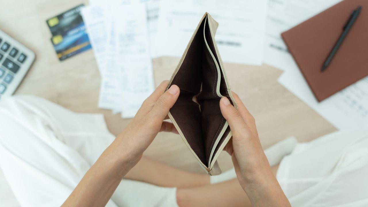 જો તમારા ઘરમાં પૈસાની સતત અછત રહેતી હોય અને તમે દરરોજ આર્થિક સંકટનો સામનો કરી રહ્યા હોવ તો તે વાસ્તુ દોષનો સંકેત હોઈ શકે છે.