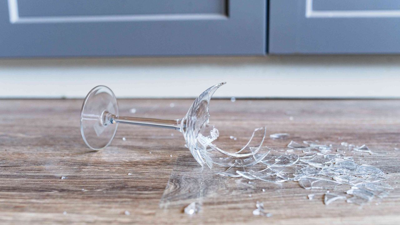 નવું વર્ષ શરૂ થાય તે પહેલા તમારા ઘરમાંથી તૂટેલા કાચને દૂર કરો. જો તમારા ઘરમાં કોઈ કાચ કે અરીસો તૂટે કે તિરાડ પડે તો તેને તરત જ બહાર ફેંકી દો. વાસ્તુ અનુસાર ઘરમાં તૂટેલા કાચ ન રાખવા જોઈએ. તેનાથી ઘરમાં ગરીબી આવે છે.