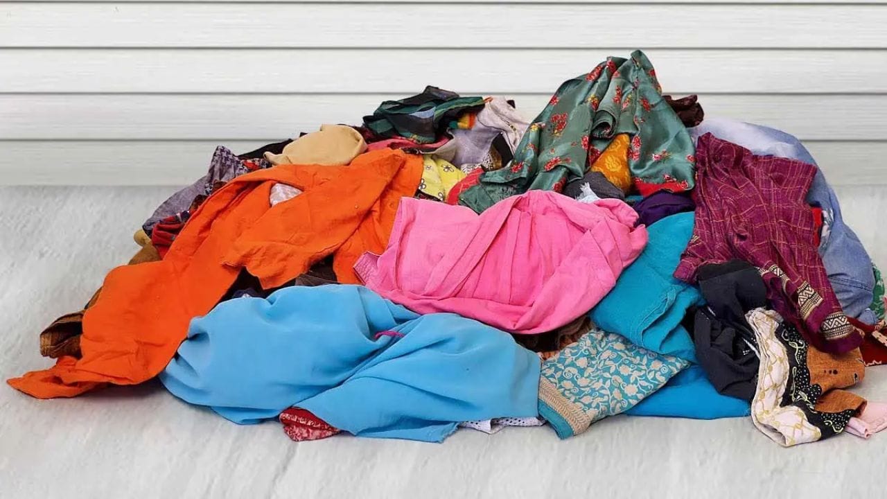 તમારા કપડામાંથી બધા ફાટેલા જૂના કપડા કાઢવાની ખાસ કાળજી લો. વાસ્તુશાસ્ત્ર અનુસાર જૂના ફાટેલા કપડા કે ચાદર રાખવાથી ઘરમાં ગરીબી આવે છે. આ ગરીબીને કારણે તમને નુકસાન થઈ શકે છે.