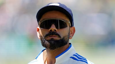 ટીમ ઈન્ડિયાનો સ્ટાર બેટ્સમેન વિરાટ કોહલી હાલમાં ખૂબ જ ખરાબ ફોર્મ સાથે સંઘર્ષ કરી રહ્યો છે. ગાબા ટેસ્ટના પ્રથમ દાવમાં પણ તે 16 બોલમાં માત્ર 3 રન બનાવી શક્યો હતો અને પેવેલિયન પરત ફર્યો હતો. આ વખતે પણ વિરાટે બહાર જતા બોલને સ્પર્શ કર્યો અને આઉટ થઈ ગયો. આ પહેલીવાર નથી, છેલ્લા ઘણા વર્ષોથી ટેસ્ટમાં આ તેની સૌથી મોટી નબળાઈ રહી છે.