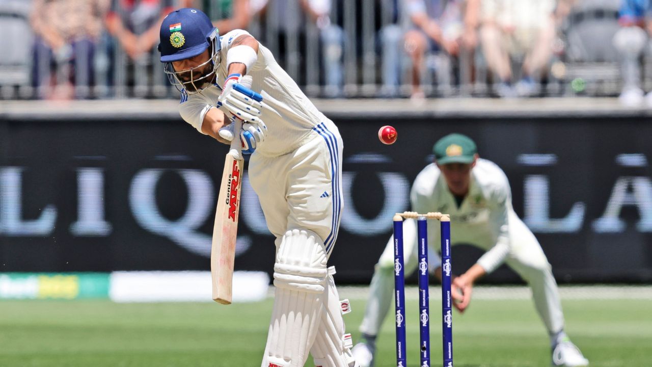 બીજી તરફ, વિરાટે એડિલેડ ઓવલ મેદાન પર ત્રણેય ફોર્મેટ સહિત કુલ 11 આંતરરાષ્ટ્રીય મેચ રમી છે. આ સમયગાળા દરમિયાન તેણે 73.61ની એવરેજથી 957 રન બનાવ્યા છે, જેમાં 5 સદી પણ સામેલ છે. આવી સ્થિતિમાં જો વિરાટ આ મેચમાં 43 રન બનાવી લે છે તો તે એડિલેડ ઓવલમાં 1000 આંતરરાષ્ટ્રીય રન પૂરા કરી લેશે. એડિલેડ ઓવલ મેદાન પર આ સિદ્ધિ મેળવનાર વિરાટ પ્રથમ વિદેશી ખેલાડી બનશે. તેના સિવાય કોઈ વિદેશી બેટ્સમેન આ મેદાન પર 950 રનના આંકડાને સ્પર્શી શક્યો નથી. (All Photo Credit : PTI)