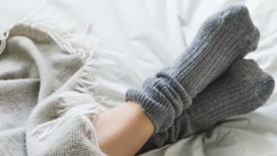 ઠંડા હવામાનમાં લોકો ઠંડીથી બચવા જાડા અને ગરમ કપડા પહેરતા હોય છે. આ હોવા છતાં, ઘણા લોકોના હાથ અને પગ વારંવાર ઠંડા રહેતા હોય છે. ઘણા લોકો હાથ પર મોજા અને પગમાં મોજા પહેરે છે, તેમ છતાં તેમના હાથ અને પગ બરફ જેવા ઠંડા લાગે છે.