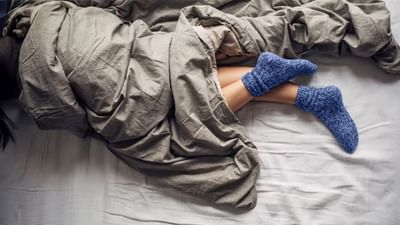 શિયાળાની ઋતુમાં આપણા શરીરને હૂંફની જરૂર હોય છે. ઠંડીને કારણે શરીરથી માંડીને પગ બધુ જ ગરમ કપડાથી ઢાકી દઈએ છીએ. તેમાના કેટલાક લોકો રાતે સૂતી વખતે પણ ગરમ કપડા પહેરી રાખે તેમા પણ ખાસ કરીને મોટા ભાગના લોકોને શિયાળામાં મોજા પહેરીને સૂવાની આદત હોય છે. હવે સવાલ એ થાય છે કે સૂતી વખતે મોજાં પહેરવાથી ફાયદો છે કે નુકસાન?