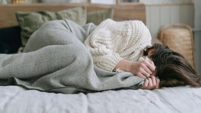 હાલમાં દેશમાં ભારે કાતીલ ઠંડી પડી રહી છે. શિયાળાની ઋતુમાં લોકો શરીરને ગરમ રાખવા માટે સ્વેટર,જેકેટ જેવા ગરમ કપડા પહેરે છે. જો કે કેટલાક તો સવારથી લઈને રાતે સૂતા વખતે પણ સ્વેટર પહેરી રાખે છે ત્યારે ખરેખર સ્વેટર પહેરીને પહેરીને સૂવું આપણા સ્વાસ્થ્ય માટે ગંભીર છે. આ સિઝનમાં આવી ભૂલ કરવાથી મોટું નુકસાન થઈ શકે છે. ત્યારે ચાલો જાણીએ કે રાતે સ્વેટર પહેરીને સૂવું કેટલુ ખતરનાક સાબીત થઈ શકે છે.