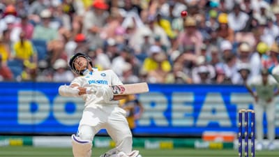 ટીમ ઈન્ડિયાના યુવા ઓપનર યશસ્વી જયસ્વાલે મેલબોર્ન ટેસ્ટની પહેલી ઈનિગ્સમાં શાનદાર બેટિંગ કરી હતી. તેમણે 82 રનની ઈનિગ્સ રમી હતી.તે સદી તરફ આગળ વધી રહ્યો હતો પરંતુ વિરાટ કોહલી સાથે રન આઉટ થયો હતો. હવે બીજી ઈનિગ્સમાં પણ તેમણે ફિફ્ટી પ્લસ સ્કોર કર્યો છે. આ સાથે નાના ટેસ્ટ કરિયરમાં મોટું કારનામું કર્યું છે. 