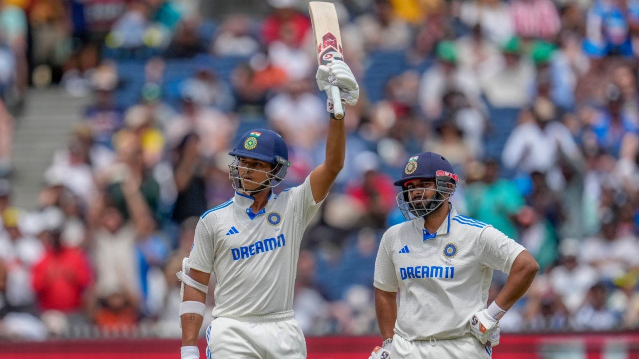 મેલબોર્ન ટેસ્ટની બીજી ઈનિગ્સમાં યશસ્વી જયસ્વાલે આ એક રેકોર્ડ પોતાને નામ કર્યો છે. પહેલી ઈનિગ્સમાં 82 રન બનાવયા બાદ તે આ રેકોર્ડની ખુબ નજીક હતી. હવે વર્ષની છેલ્લી ટેસ્ટ ઈનિગ્સમાં તેમણે મોટું કામ કર્યું છે તેમણે આ વર્ષ 1400થી વધુ ટેસ્ટ રન બનાવ્યા છે. બીજી ઈનિગ્સમાં 6 રન બનાવતા જ તેમણે આ કીર્તિમાન મેળવ્યો છે.