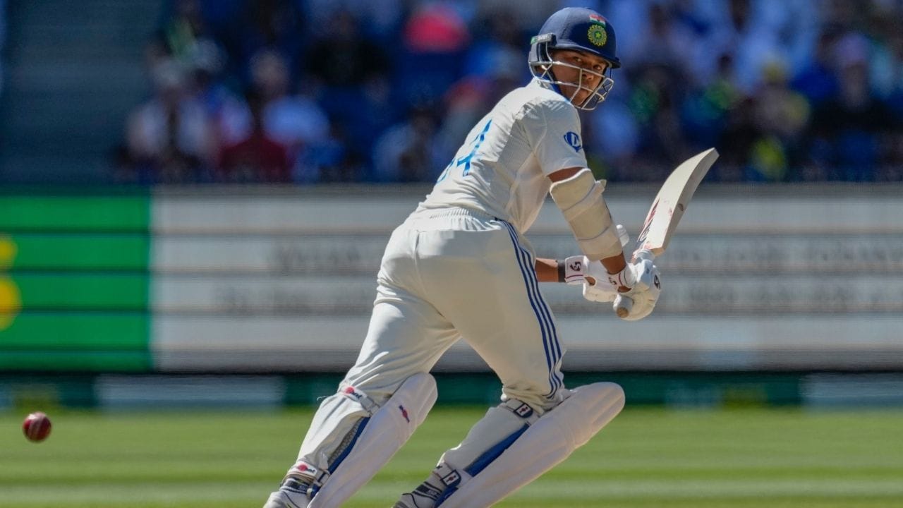 એક કેલેન્ડર યરમાં સૌથી વધારે ટેસ્ટ રન બનાવનાર ભારતીય રેકોર્ડ માસ્ટર બ્લાસ્ટર સચિન તેંડુલકરના નામે છે. તેમણે 2010માં 1562 રન બનાવ્યા હતા. વીરેન્દ્ર સહેવાગ 2 વખત ટેસ્ટમાં એક કેલેન્ડરયરમાં 1400 થી વધુ રન બનાવી ચૂક્યો છે.