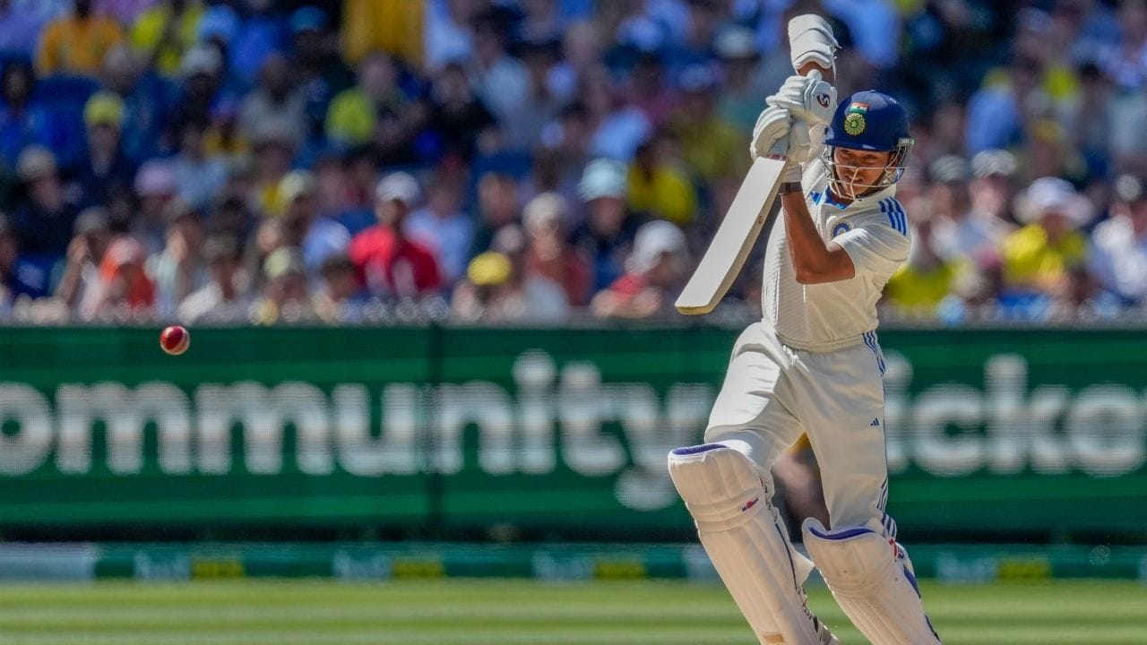  તેમણે 2008માં 1462 અને 2010માં 1422 રન બનાવ્યા હતા. તેમજ લિટલ માસ્ટર સુનીલ ગાવસ્કરે 1979માં 1407 રન બનાવ્યા હતા. હવે જ્યસ્વાલ એક કેલેન્ડર યરમાં 1400થી વધુ રન બનાવનાર ચોથો ભારતીય બની ગયો છે.