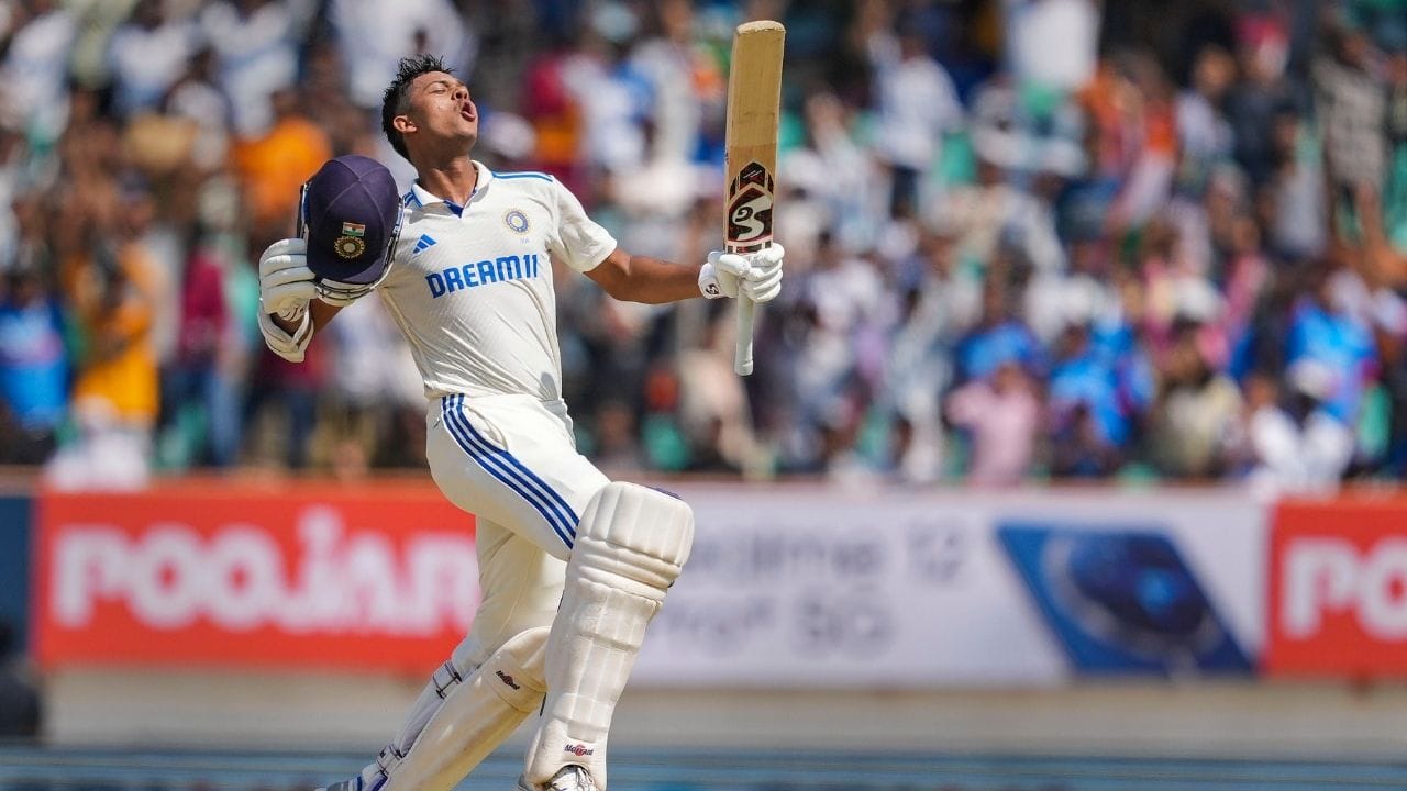 યશસ્વી જયસ્વાલે વર્ષ 2023માં પોતાના ટેસ્ટ કરિયરની શરુઆત કરી હતી. અત્યારસુધી ટીમ ઈન્ડિયા માટે જયસ્વાલે 17 ટેસ્ટ રમી છે. તેમણે 17 મેચની 32 ઈનિગ્સમાં 1600થી વધારે રન બનાવ્યા છે. આ દરમિયાન તેના બેટમાંથી 4 સદી આવી છે. જેમાં એક બેવડી સદી પણ સામેલ છે.