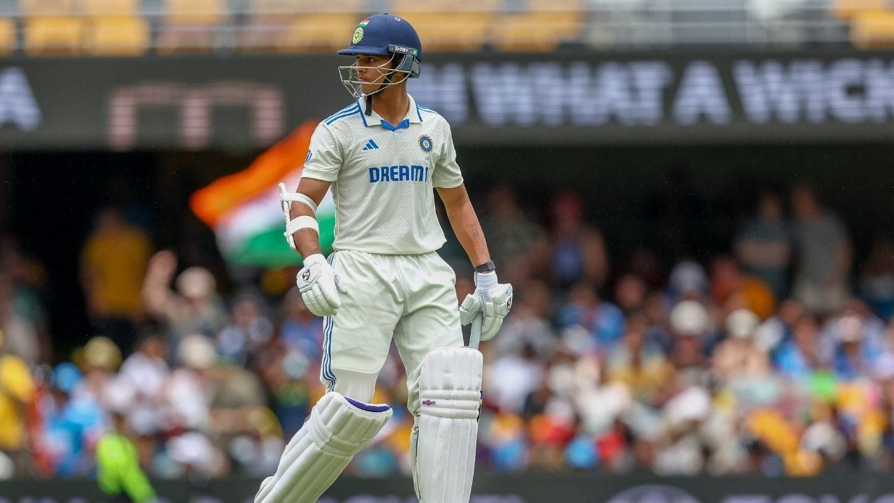  આ સિવાય તેના બેટમાંથી 8 અડધી સદી આવી છે. ટેસ્ટમાં તેણે 53ની શાનદાર એવરેજથી રન બનાવ્યા છે. તેનો સ્ટ્રાઈક રેટ 68 રહ્યો છે. તમને જણાવી દઈએ કે જયસ્વાલના નામે ટેસ્ટમાં 68 સિક્સર પણ છે.