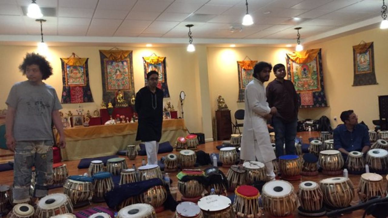 ઝાકીર હુસૈને તેની કારકિર્દીમાં ચાર ગ્રેમી એવોર્ડ જીત્યા છે, જેમાંથી ત્રણ આ વર્ષની શરૂઆતમાં 66મા ગ્રેમી એવોર્ડમાં પ્રાપ્ત થયા હતા. છ દાયકાની તેમની કારકિર્દીમાં, સંગીતકારે ઘણા પ્રખ્યાત આંતરરાષ્ટ્રીય અને ભારતીય કલાકારો સાથે કામ કર્યું હતુ.