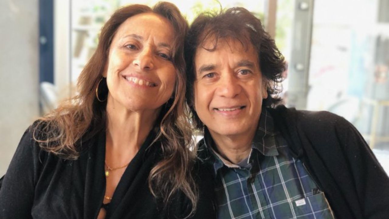 ઝાકીર હુસૈને 3 વર્ષની ઉંમરે તેના પિતા પાસેથી (શાસ્ત્રીય પર્ક્યુસન ઇન્સ્ટ્રુમેન્ટ) વગાડવાનું પણ શીખ્યું અને 12 વર્ષની ઉંમરે કોન્સર્ટમાં પરફોર્મ કરવાનું શરૂ કર્યું. હુસૈને રવિશંકર, અલી અકબર ખાન અને શિવકુમાર શર્મા સહિત ભારતના લગભગ તમામ મહાન કલાકારો સાથે કામ કર્યું હતુ.