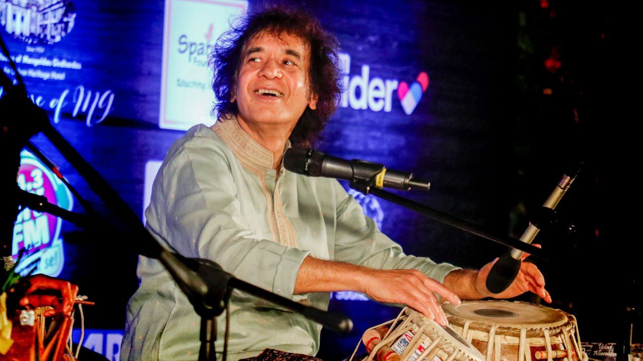 પોતાના તબલા વડે દુનિયાનું દિલ જીતનાર ઝાકિર હુસૈને એક્ટિંગમાં પણ હાથ અજમાવ્યો. તેણે પોતાના કરિયરમાં 12 ફિલ્મો કરી છે.