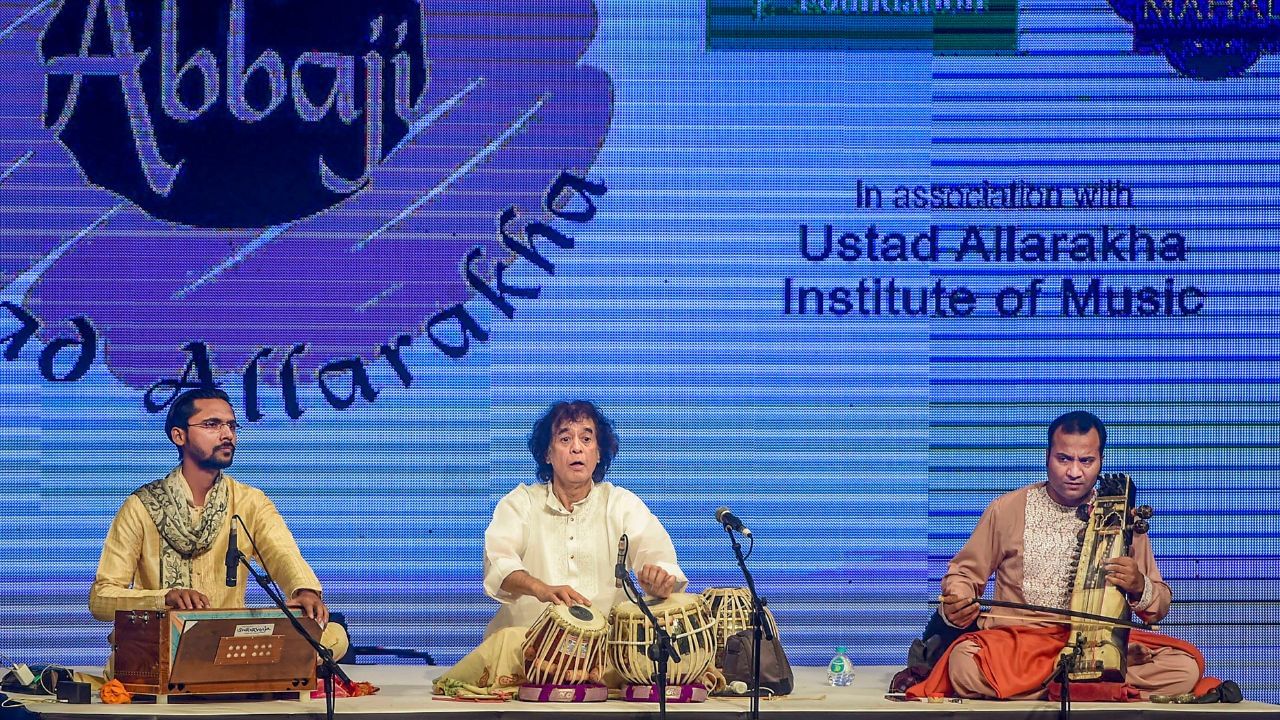 મુંબઈમાં આવેલી સેન્ટ માઈકલ સ્કૂલમાંથી અભ્યાસ પૂરો કર્યા બાદ ઝાકિર હુસૈને પ્રખ્યાત સેન્ટ ઝેવિયર્સ કોલેજમાંથી ગ્રેજ્યુએશન પૂરું કર્યું. પરંતુ ગ્રેજ્યુએશન પૂરું કરતા પહેલા જ તે સેલિબ્રિટી બની ગયા હતા.