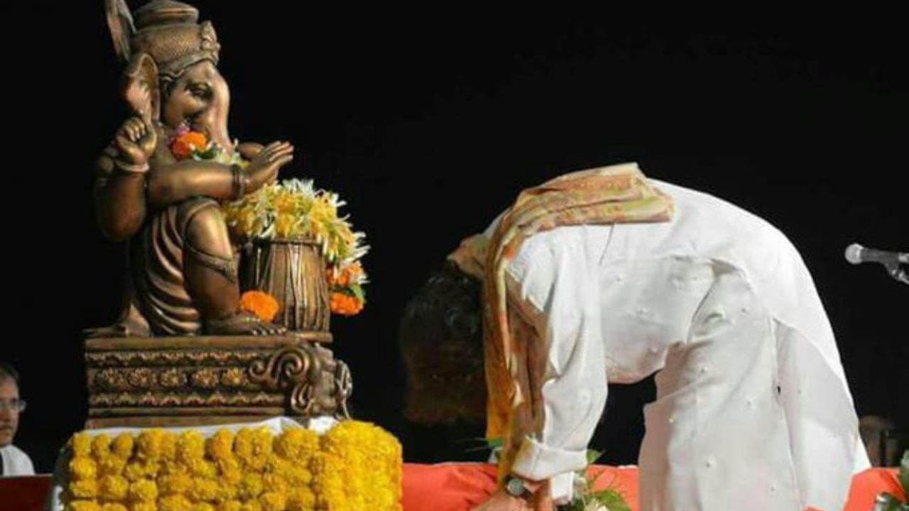 અલ્લાહ રખાને તબલા ગમ્યા. આ પછી તેઓ સંગીત શીખવા માટે પંજાબ સ્કૂલ ઑફ ક્લાસિકલ મ્યુઝિકમાં આવ્યા. તેઓ ઉસ્તાદ મિયાં ખાદરબખ્શ પખાવજીના શિષ્ય હતા. તબલા પ્રત્યેની તેમની ઊંડી રુચિએ તેમને મહાન તબલાવાદક બનાવ્યા. તેણે થોડો સમય પઠાણકોટની એક થિયેટર કંપનીમાં પણ કામ કર્યું હતુ.