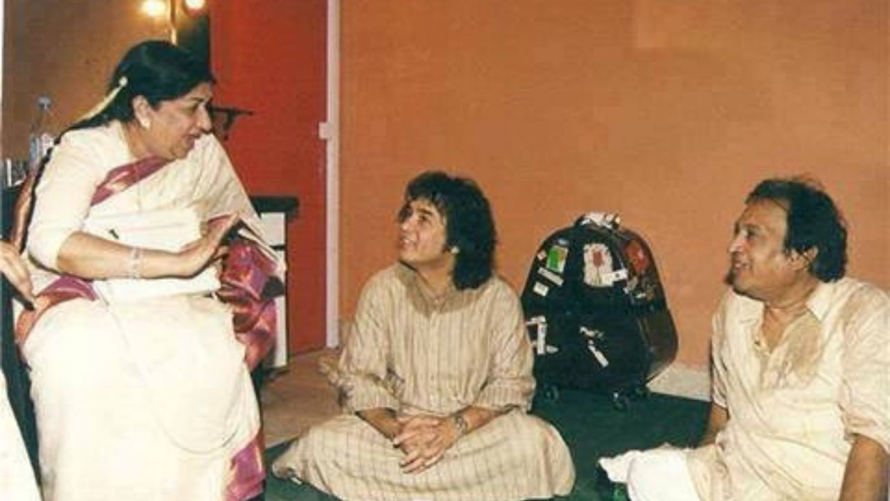 હુસૈનને બે ભાઈઓ હતા. તૌફિક કુરેશી અને ફઝલ કુરેશી. તેમના ભાઈ મુનવરનું નાની વયે મૃત્યુ થયું હતું, જ્યારે તેના પર હડકાયા કૂતરા દ્વારા હુમલો કરવામાં આવ્યો હતો.હુસૈનનો જન્મ થયો તે પહેલાં તેની મોટી બહેન બિલકીસનું અવસાન થયું હતું. 2000માં તેમના પિતાના મૃત્યુના થોડા કલાકો પહેલાં અન્ય એક બહેન, રઝિયા મૃત્યુ પામી હતી. તેની ખુર્શીદ નામની બીજી બહેન છે.