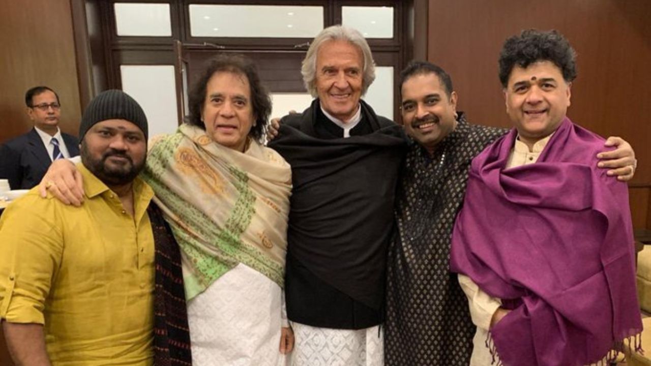 ઝાકિર હુસૈને કથક નૃત્યાંગના અને શિક્ષિકા એન્ટોનિયા મિનેકોલા સાથે લગ્ન કર્યા, જેઓ તેમના મેનેજર પણ હતા.તેમને બે દીકરીઓ હતી, અનીસા કુરેશી અને ઈસાબેલા કુરેશી. અનીસા યુસીએલએમાંથી સ્નાતક થઈ છે અને એક ફિલ્મ નિર્માતા છે. ઇસાબેલ નૃત્યનો અભ્યાસ કરી રહી છે.