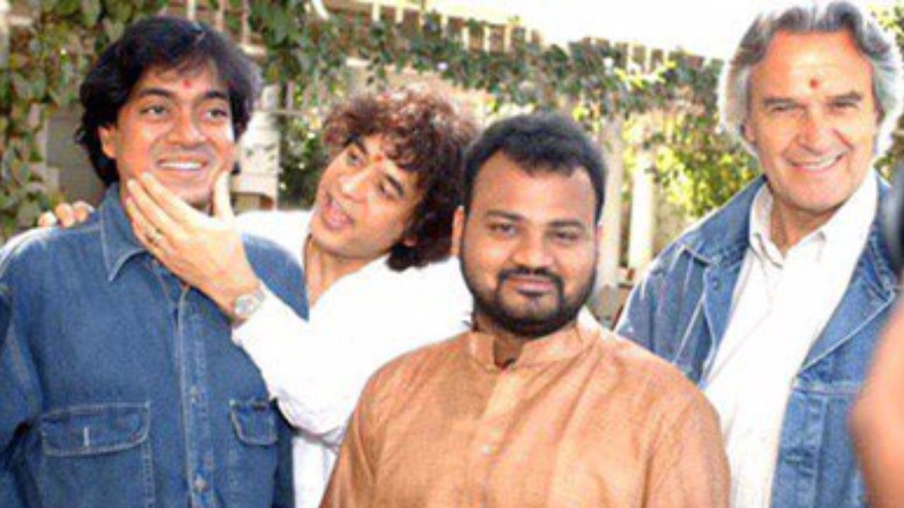 ઉસ્તાદ ઝાકિર હુસૈનના પિતા ઉસ્તાદ અલ્લાહ રખાનો જન્મ જમ્મુ અને કાશ્મીરમાં થયો હતો. તેઓ એક ભારતીય તબલાવાદક હતા, જેમણે તબલા વગાડવાની કળાને સમગ્ર વિશ્વમાં લોકપ્રિય બનાવી હતી.