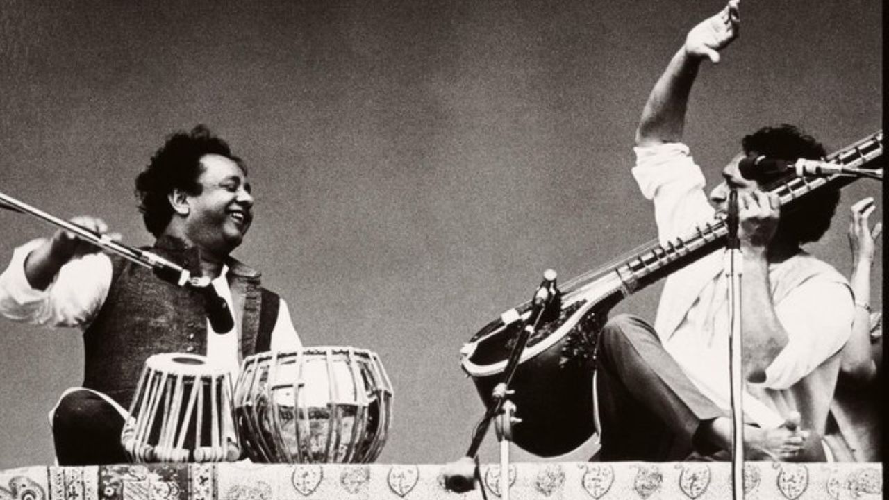 ઝાકિર હુસૈન અલ્લાહ રખા કુરેશીનો જન્મ 9 માર્ચ 1951ના રોજ મુંબઈ, ભારતમાં થયો હતો.તેમણે માહિમની સેન્ટ માઈકલ હાઈસ્કૂલમાં અભ્યાસ કર્યો અને મુંબઈની સેન્ટ ઝેવિયર્સ કોલેજમાંથી સ્નાતક થયા હતા.