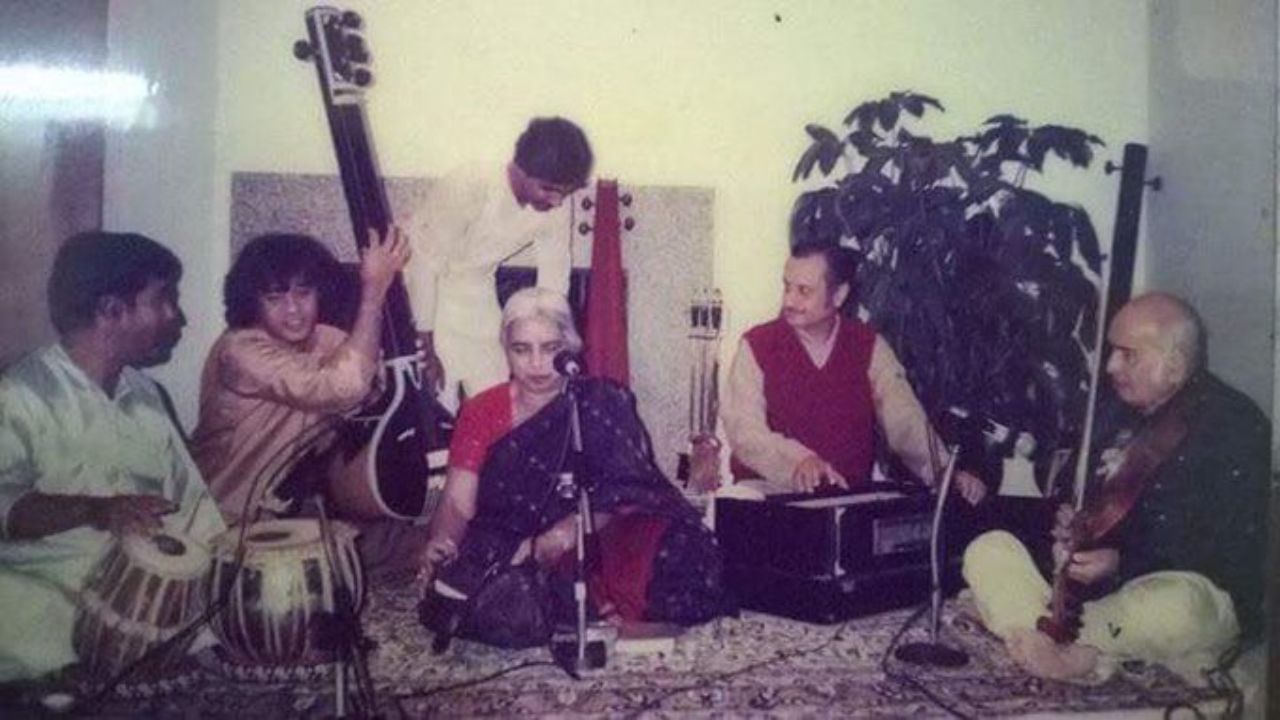 ભારતના સૌથી પ્રસિદ્ધ શાસ્ત્રીય સંગીતકારોમાંના એક પર્ક્યુશનિસ્ટ ઝાકિર હુસૈનને 1988માં પદ્મશ્રી, 2002માં પદ્મ ભૂષણ અને 2023માં પદ્મ વિભૂષણથી નવાજવામાં આવ્યા હતા.