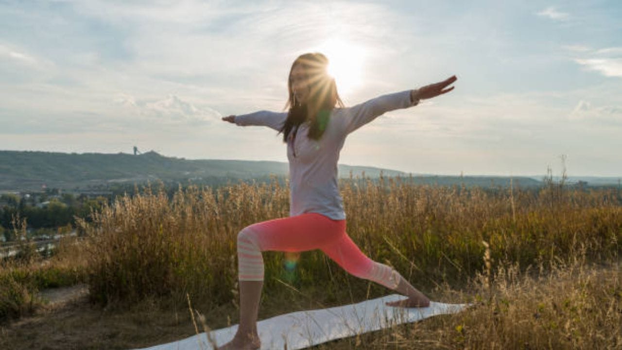 સૂર્ય નમસ્કાર કરવાના લાભ : વર્ષ 2022માં કરવામાં આવેલા એક સંશોધનમાં જાણવા મળ્યું છે કે દરરોજ સવારે સૂર્ય નમસ્કાર કરવાથી તમારો સ્ટેમિના વધે છે. આ ઉપરાંત સવારે આ કરતી વખતે તમે શ્વાસ લો છો અને બહાર કાઢો છો જે તમારી શ્વાસ લેવાની ક્ષમતામાં વધારો કરે છે. આ આસન કરતી વખતે તમે એક આસન બનાવો જેનાથી તમારી કરોડરજ્જુને ઘણો ફાયદો થાય છે અને આ આસન જેમના ખભા વળેલા હોય તેમને સીધા કરવામાં પણ મદદ કરે છે.
