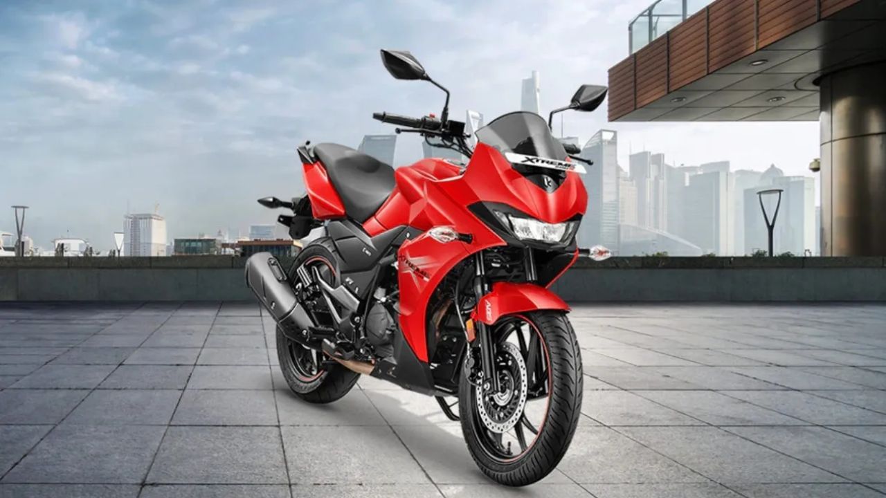 Hero Xtreme 200S 4V : Hero MotoCorp 2024માં તેનું Xtreme 200S 4V બંધ કર્યું. આ બાઇક ફુલ ફેર્ડ સ્પોર્ટ્સ બાઇક હતી, જે એર-કૂલ્ડ, સિંગલ સિલિન્ડર એન્જિન દ્વારા સંચાલિત હતી, જે 18.9 bhp પીક પાવર અને 17.3 Nm ટોર્ક જનરેટ કરે છે. જોકે, તેના વેચાણમાં ઘટાડો થવાને કારણે તેને બજારમાંથી પાછી ખેંચી લેવામાં આવી હતી.