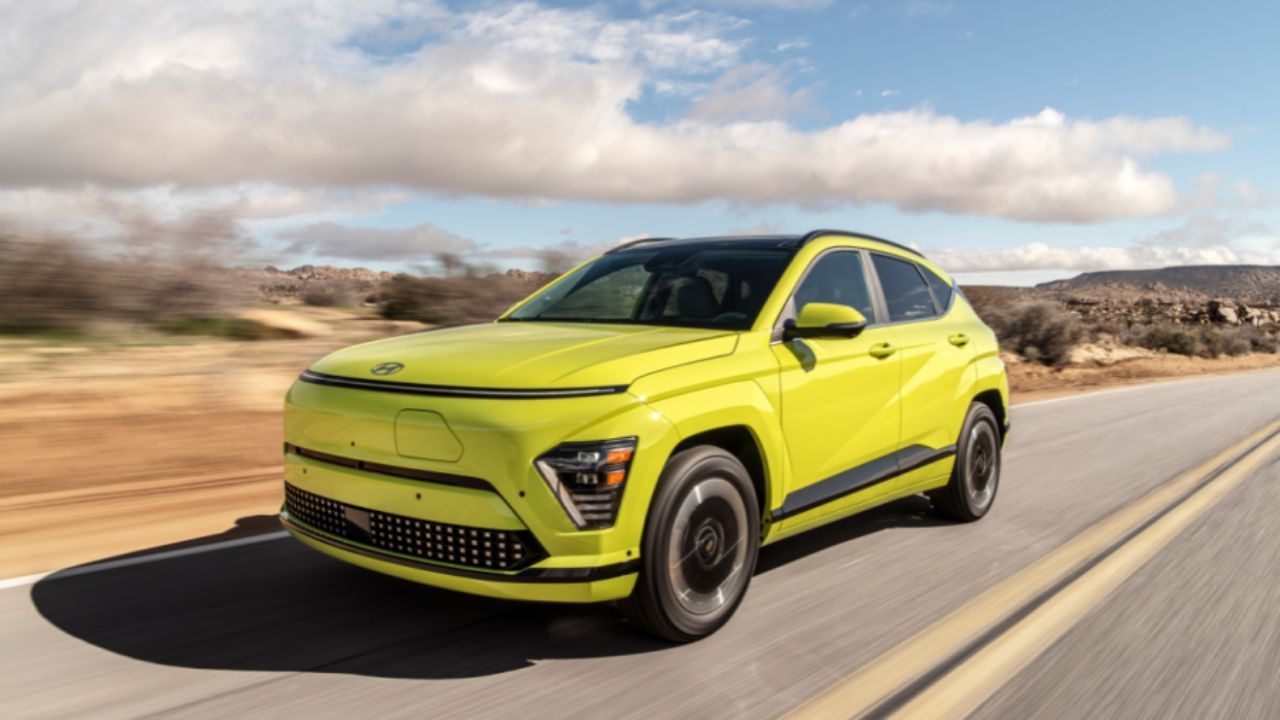 Hyundai Kona Electric : હ્યુન્ડાઇએ જૂન 2024માં પ્રથમ ઇલેક્ટ્રિક કાર કોના ઇલેક્ટ્રિકનું વેચાણ બંધ કરી દીધું હતું. તેમાં 39.2 kWh બેટરી પેક હતું, જે 452 કિમીની રેન્જ આપે છે. જો કે, ઇલેક્ટ્રિક કાર માર્કેટમાં નવા અને સસ્તા મોડલના આગમન સાથે કોના ઇલેક્ટ્રિકની માંગ ઘટી અને કંપનીએ તેને બંધ કરી દીધી.