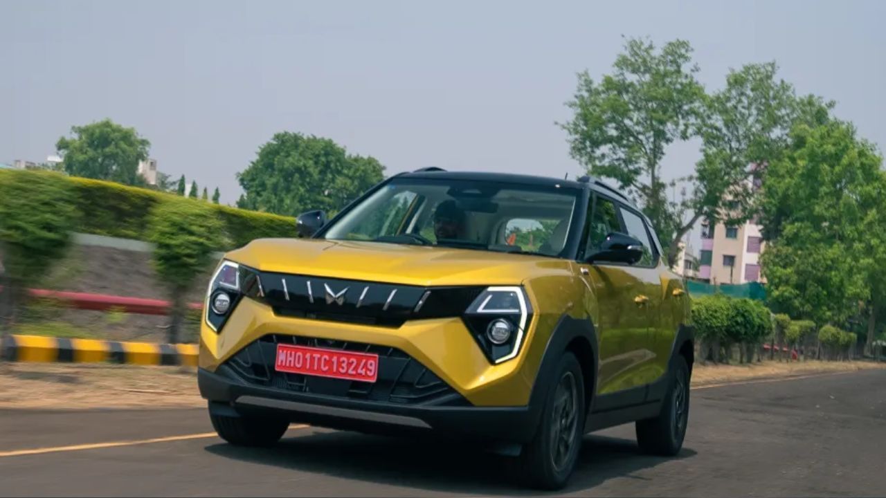 Mahindra XUV 3XO : મહિન્દ્રાએ આ વર્ષે XUV 3XO લોન્ચ કર્યું હતું જે XUV 300 સબ-4 મીટર SUV કારનું ફેસલિફ્ટ વર્ઝન છે. XUV 3XOને ડિઝાઇન અપડેટ્સ, વધુ પ્રીમિયમ ઇન્ટિરિયર્સ અને નવા ટર્બો-પેટ્રોલ અને ડીઝલ એન્જિન સાથે લોન્ચ કરવામાં આવી છે. પેનોરેમિક સનરૂફ ઉપરાંત તેમાં મોટી 10.25-ઇંચ ઇન્ફોટેનમેન્ટ સિસ્ટમ, 10.25-ઇંચ ડિજિટલ ડ્રાઇવર ડિસ્પ્લે, કનેક્ટેડ કાર ટેક્નોલોજી અને લેવલ-2 ADAS જેવી સુવિધાઓ છે. તેની કિંમત રૂ. 7.79 લાખથી રૂ. 15.49 લાખ (એક્સ-શોરૂમ) છે. 