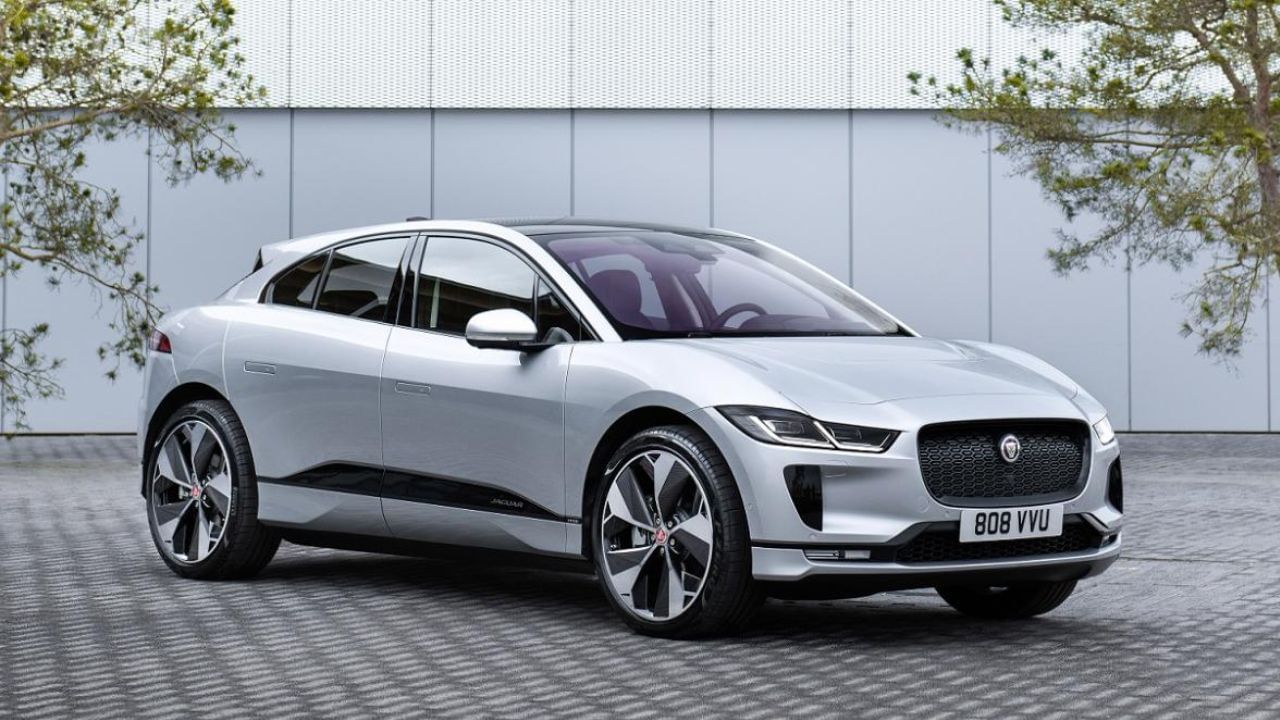 Jaguar I-Pace : આ કાર ભારતની પ્રથમ લક્ઝરી ઇલેક્ટ્રિક કારમાંની એક હતી. આ પણ 2024માં બંધ થઈ ગઈ. તેમાં 90 kWh બેટરી પેક હતું, જે 394 bhp પીક પાવર અને 695 Nm ટોર્ક જનરેટ કરે છે. આ કાર 470 કિમી સુધીની રેન્જ આપતી હતી. આ સિવાય આ કાર 0-100 કિમી/કલાકની સ્પીડ 4.8 સેકન્ડમાં પૂરી કરતી હતી.