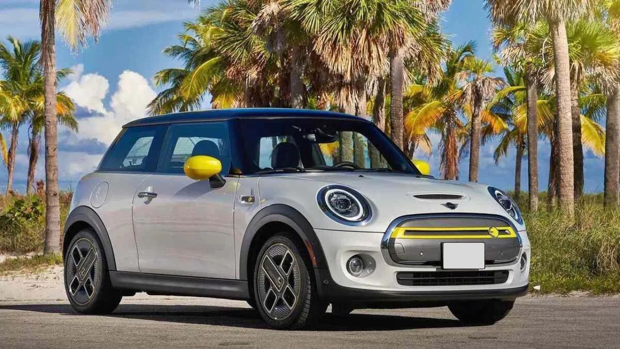 Mini Cooper SE : આ કાર ભારતમાં પ્રીમિયમ ઇલેક્ટ્રિક કાર હતી. તેને 2024માં ભારતીય બજારમાંથી હટાવી દેવામાં આવી હતી. તેમાં 32.6 kWh બેટરી પેક છે, જે 181 bhp પાવર અને 270 Nm ટોર્ક આપે છે. આ કાર 7.3 સેકન્ડમાં 0-100 કિમી/કલાકની ઝડપ પકડી શકતી હતી, પરંતુ વધતી હરીફાઈ અને વેચાણના અભાવને કારણે તેને બંધ કરવામાં આવી હતી.