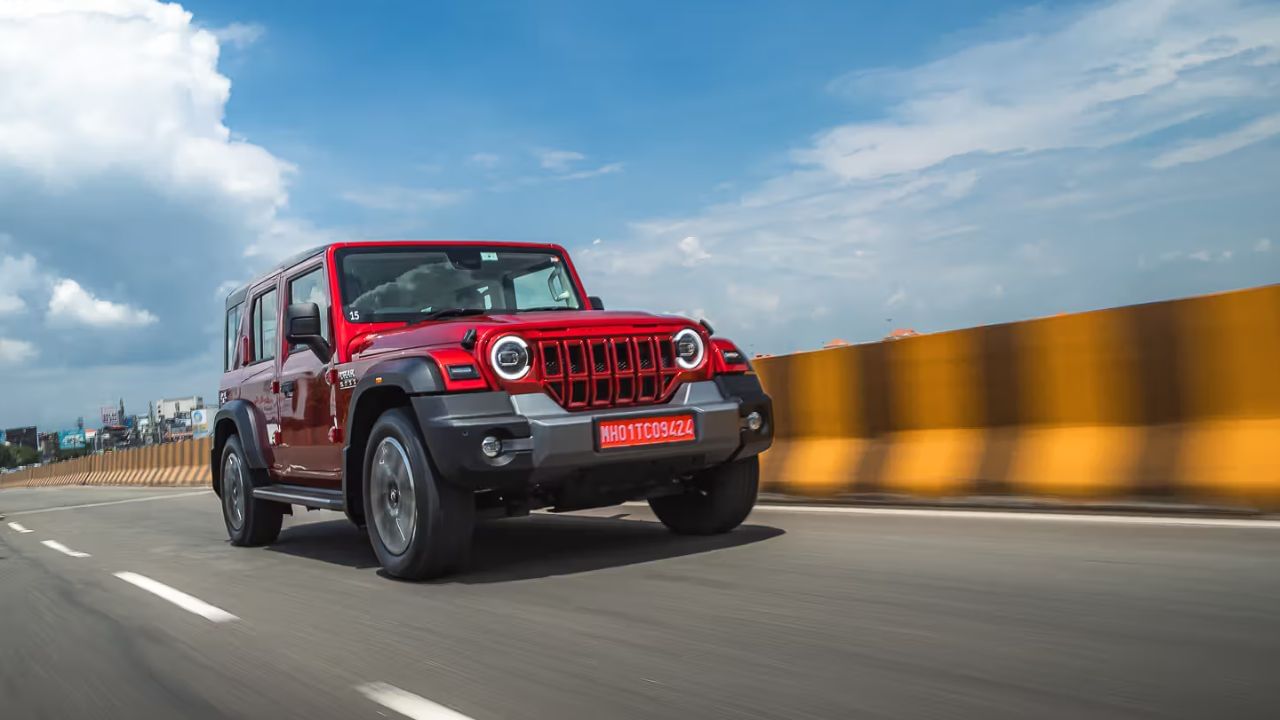 Mahindra Thar Rocks : આ વર્ષે મહિન્દ્રાએ તેની સૌથી ફેમસ થાર રોક્સ લોન્ચ કરી છે. તે થાર 3 ડોર મોડલ જેવી જ ડિઝાઇન ધરાવે છે, જોકે તેને કેટલાક અપડેટ્સ સાથે લોન્ચ કરાઈ છે, જેમાં નવી 6-સ્લેટ ગ્રિલ, LED હેડલાઇટ્સ અને C-આકારના LED DRLનો સમાવેશ થાય છે. તે 2-લિટર ટર્બો-પેટ્રોલ એન્જિન અને 2.2-લિટર ડીઝલ એન્જિન સાથે આવે છે. તેમાં ડ્યુઅલ 10.25-ઇંચ ડિસ્પ્લે, પેનોરેમિક સનરૂફ, વેન્ટિલેટેડ ફ્રન્ટ સીટ, વાયરલેસ ફોન ચાર્જિંગ અને લેવલ-2 ADAS જેવી સુવિધાઓ છે. તેની કિંમત 12.99 લાખ રૂપિયાથી 22.49 લાખ રૂપિયા (એક્સ-શોરૂમ) છે. 