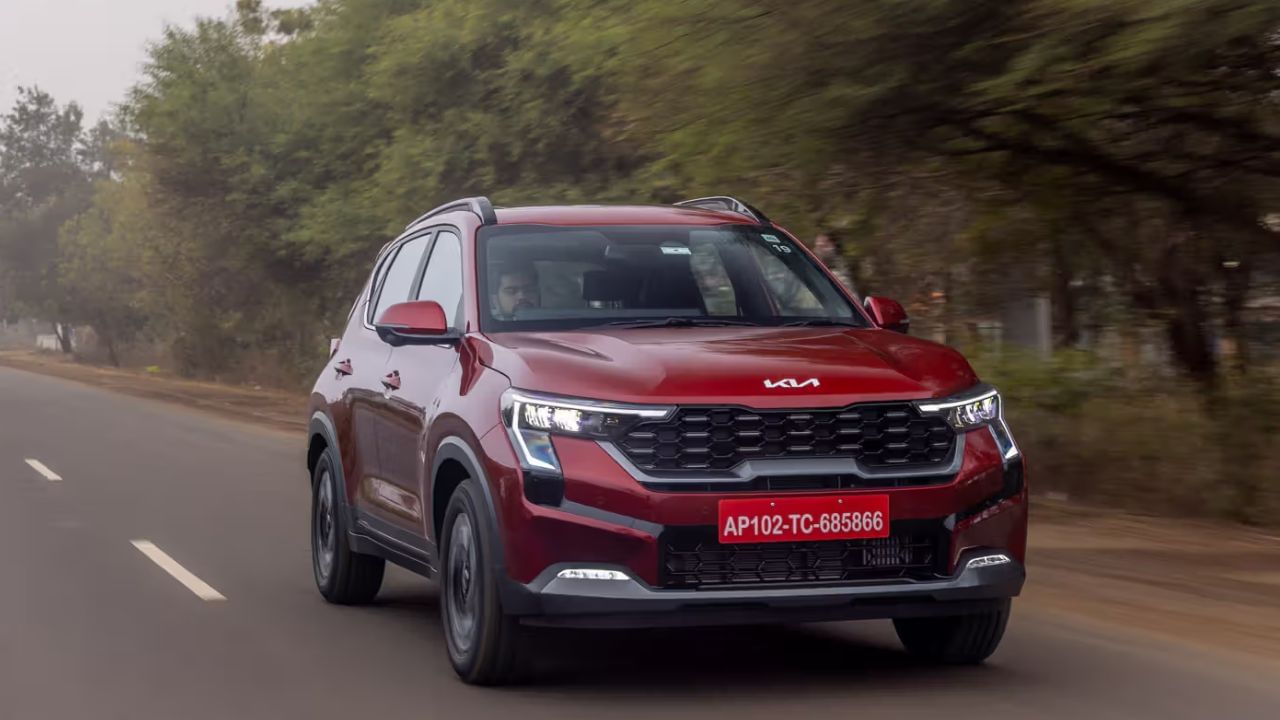 Kia Sonet Facelift  : આ વર્ષનું પ્રથમ મોટું અપડેટ 2024 કિયા સોનેટ ફેસલિફ્ટ હતું. તેને નવી ડિઝાઇન અને અપડેટેડ ઇન્ટિરિયર સાથે રજૂ કરવામાં આવી હતી. એન્જિનને અપડેટ્સ અને 6-સ્પીડ મેન્યુઅલ ગિયરબોક્સના વિકલ્પ સાથે લોન્ચ કરવામાં આવી હતી. તેમાં 10.25-ઇંચ ટચસ્ક્રીન ઇન્ફોટેનમેન્ટ સિસ્ટમ, 360 ડિગ્રી કેમેરા અને લેવલ-2 ADAS અને પાવર્ડ ડ્રાઇવર સીટ જેવા ફીચર્સ છે. આ કારની કિંમત 7.99 લાખથી 15.76 લાખ (એક્સ-શોરૂમ) છે. 