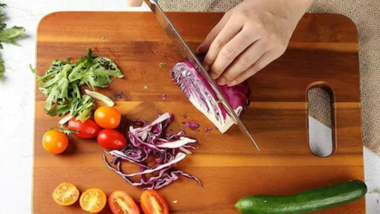 ચોપિંગ બોર્ડ : શાકભાજી અને ફળો કાપવા માટે રસોડામાં એક સાધન વપરાય છે, તે છે ચોપિંગ બોર્ડ. આના પર શાકભાજી સરળતાથી કાપી શકાય છે. જો કે આ બોર્ડ સરળતાથી બગડતા નથી તેમ છતાં તેમની શેલ્ફ લાઇફ 1 વર્ષથી વધુ નથી. તેથી આમાં પણ સમયાંતરે ફેરફાર કરવો જોઈએ.
