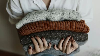 શિયાળાની ઋતુમાં જ્યારે સૂર્ય વાદળોની પાછળ છુપાઈ જાય છે અને ઠંડા પવનો હવામાનને વધુ ઠંડુ બનાવે છે, ત્યારે ઘરના કામકાજમાં સૌથી મોટો પડકાર ભીના કપડાને સૂકવવાનો હોય છે. ખાસ કરીને એવા સમયે જ્યારે કપડા ધોવા સરળ હોય છે પરંતુ સૂર્યપ્રકાશ વિના તેને ઝડપથી અને યોગ્ય રીતે સૂકવવા મુશ્કેલ કામ બની જાય છે. જો કપડાને યોગ્ય રીતે સુકવવામાં ન આવે તો તેમાંથી દુર્ગંધ આવવા લાગે છે. તેથી, શિયાળાની ઋતુમાં વૂલન કપડાંને યોગ્ય રીતે અને સારી રીતે સૂકવવા ખૂબ જ મહત્વપૂર્ણ છે.