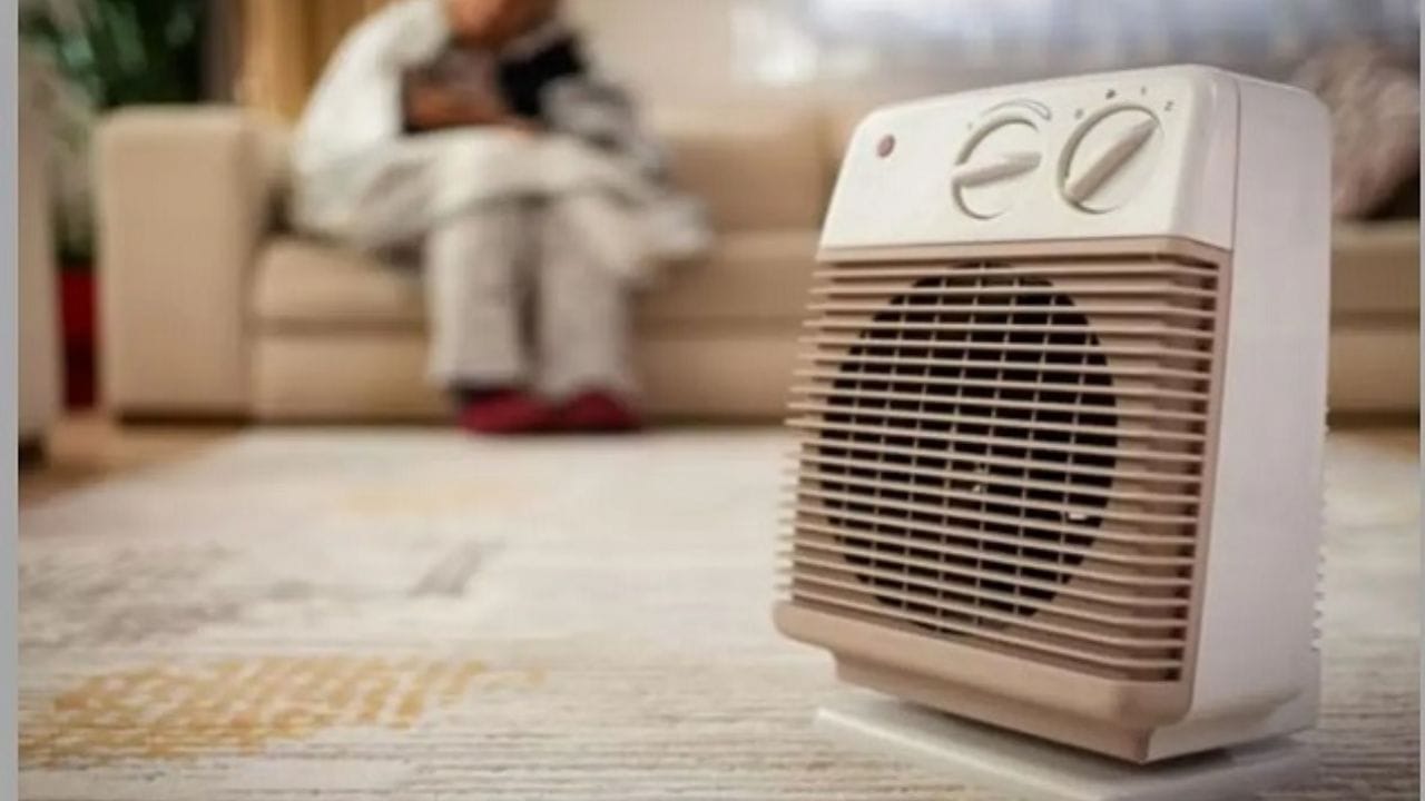 રૂમ હીટર અથવા બ્લોઅરનો ઉપયોગ : જો તમે તમારા કપડાને સૂકવવા માંગો છો, તો તમે રૂમ હીટર અથવા બ્લોઅરનો ઉપયોગ કરી શકો છો. હા, તમે તમારા રૂમમાં રૂમ હીટર અથવા બ્લોઅર લગાવી શકો છો અને તમારા કપડાને તેની પાસે રાખી શકો છો અને તેને સૂકવી શકો છો. તેનાથી કપડાંને ગરમી મળશે અને કપડાં બરાબર સુકાઈ જશે. પરંતુ ધ્યાન રાખો કે કપડાંને હીટરની ખૂબ નજીક ન રાખો, કારણ કે આગ લાગવાનું જોખમ હોઈ શકે છે.