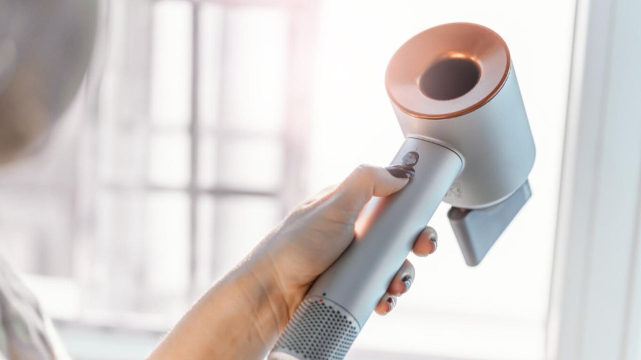 હેર ડ્રાયરનો ઉપયોગ કરો : જો તમારા કપડા થોડા ભીના હોય તો તમે તેને હેર ડ્રાયરની મદદથી સૂકવી શકો છો. જેમ તમે તમારા ભીના વાળને સુકાવો છો, તેવી જ રીતે તમારા કપડા પણ સુકાવો. જલદી ગરમી કપડાં સુધી પહોંચે છે, તે સંપૂર્ણપણે સુકાઈ જશે.