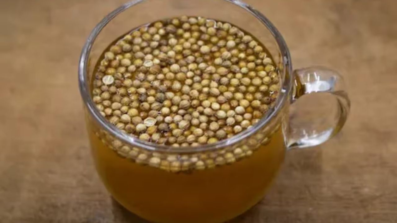 (બોડી ડિટોક્સઃ જીરામાં એન્ટીઓક્સીડેન્ટ જોવા મળે છે. જે તમારા શરીરમાંથી ઝેરી તત્વોને દૂર કરવામાં મદદ કરે છે. આ તમારી વજન ઘટાડવાની પ્રક્રિયામાં ફાયદાકારક છે.)(કેલરી ફ્રીઃ જીરું કેલરી ફ્રી છે. તેથી તેનું સેવન કરવાથી, તમારા શરીરમાં કોઈ કેલરી પહોંચતી નથી. તમે તેને તમારા રોજિંદા જીવનમાં કોઈપણ ચિંતા વગર લઈ શકો છો.)
