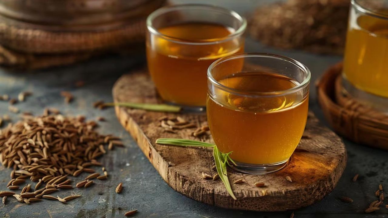 વજન ઘટાડવામાં જીરું કેટલું ફાયદાકારક છે? : જીરાનું પાણી બનાવવા માટે જીરાને પાણીમાં પલાળી અથવા ઉકાળી શકાય. તે વજન ઘટાડવામાં ખૂબ જ સારું છે. આને પીવાથી પાચનતંત્ર ખૂબ સારું રહે છે. આ ઉપરાંત તે ચયાપચયને સુધારે છે અને કેલરી બર્ન કરે છે. પાચનમાં ફાયદાકારકઃ જો તમારું પાચનતંત્ર સારું નથી તો તે તમારા વધતા વજનનું કારણ બની શકે છે. તેથી દરરોજ પાણી સાથે જીરું પીવું તમારા પાચન માટે ખૂબ ફાયદાકારક છે.
